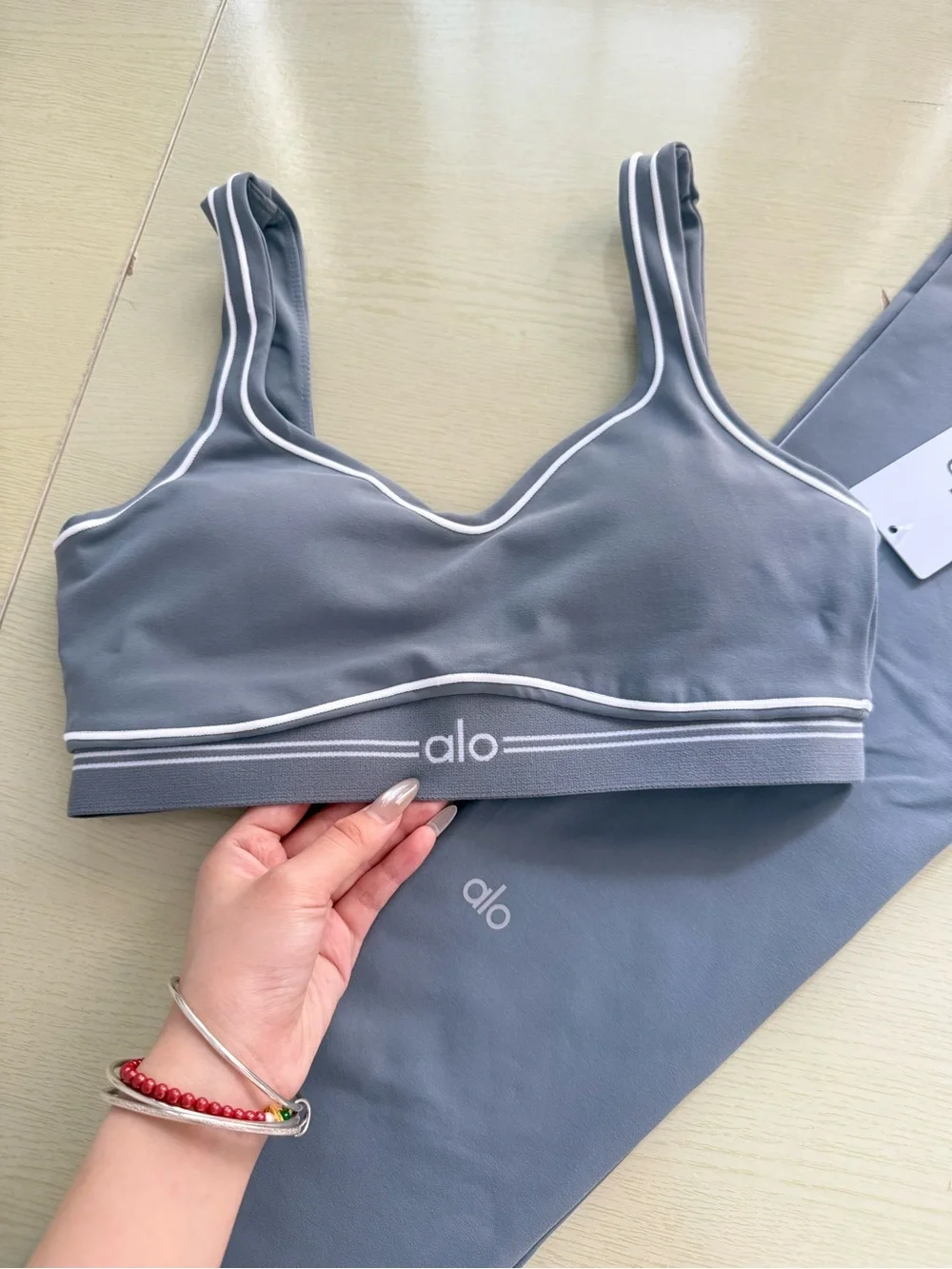 ALO Yoga Gray Sports Bra and Leggings Set with White Piping
